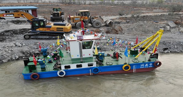 What is the purpose of Weifang Dongyang Haike Heavy Industry Co., Ltd.'s multi-functional service ship? A 400 horsepower workboat serves Longnan, Gansu