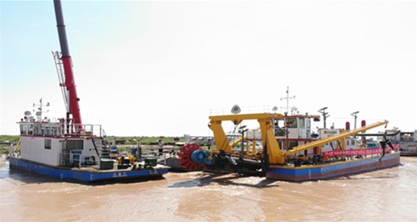How to construct the dredging project for the Yellow River estuary channel in Dongying using a fully hydraulic 2000 flow bucket wheel sand pumping and dredging vessel